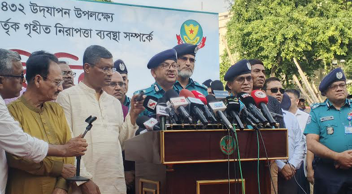 পূজামণ্ডপ সুরক্ষিত রাখতে রাতে ২ জন স্বেচ্ছাসেবক নিয়োজিত রাখতে হবে: ডিএমপি কমিশনার